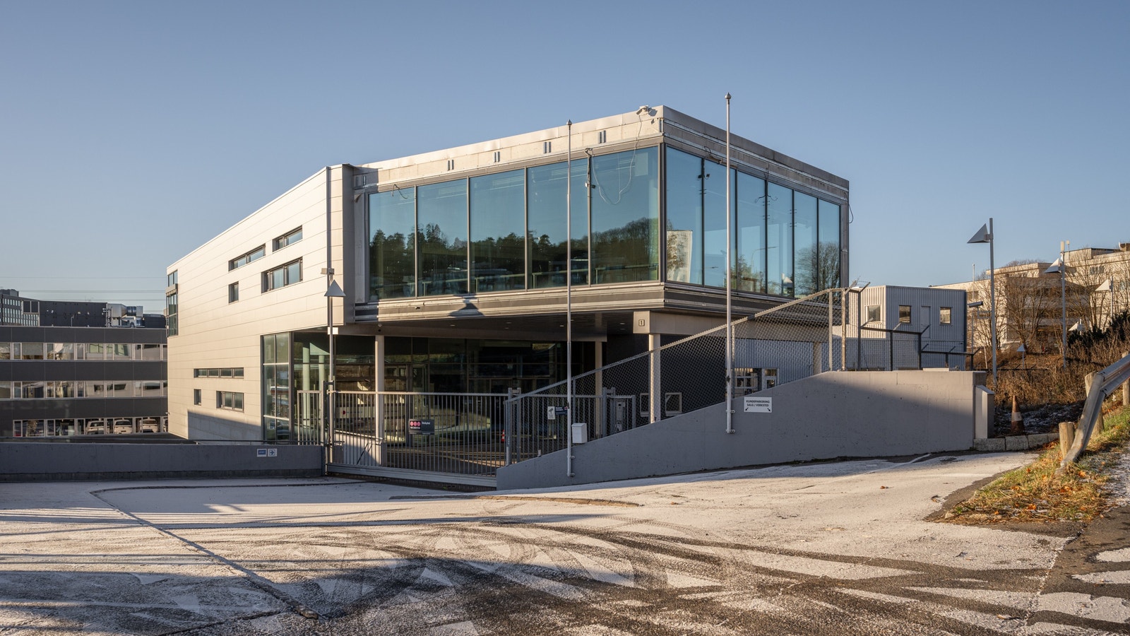 Representativ bygg med store glassfasader. Galleribilde