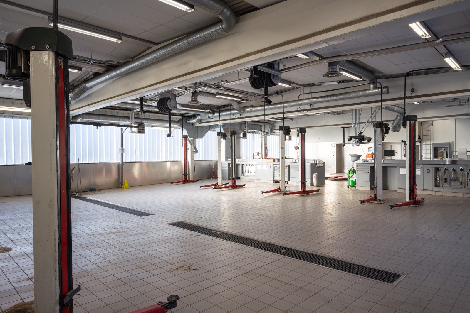 Verkstedet er utstyrt med flere kjøreporter, løftebukker, eksosavsug, oljeutskiller m.m. Galleribilde