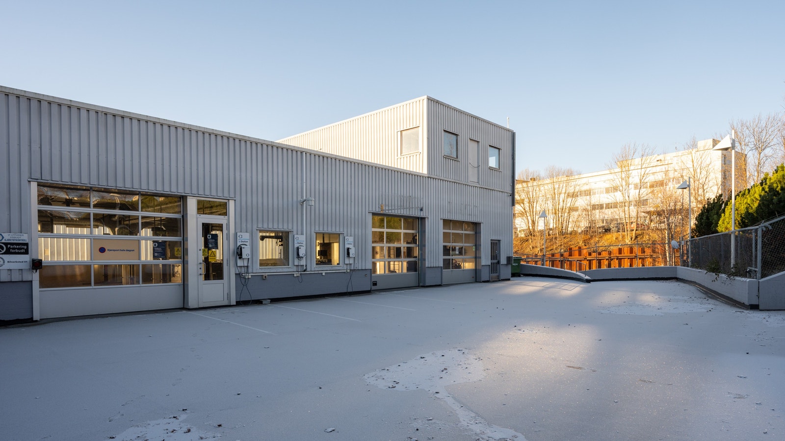 69 p-plassene på eiendommen. Det kan tilbys flere p-plasser på naboeiendommen. Galleribilde