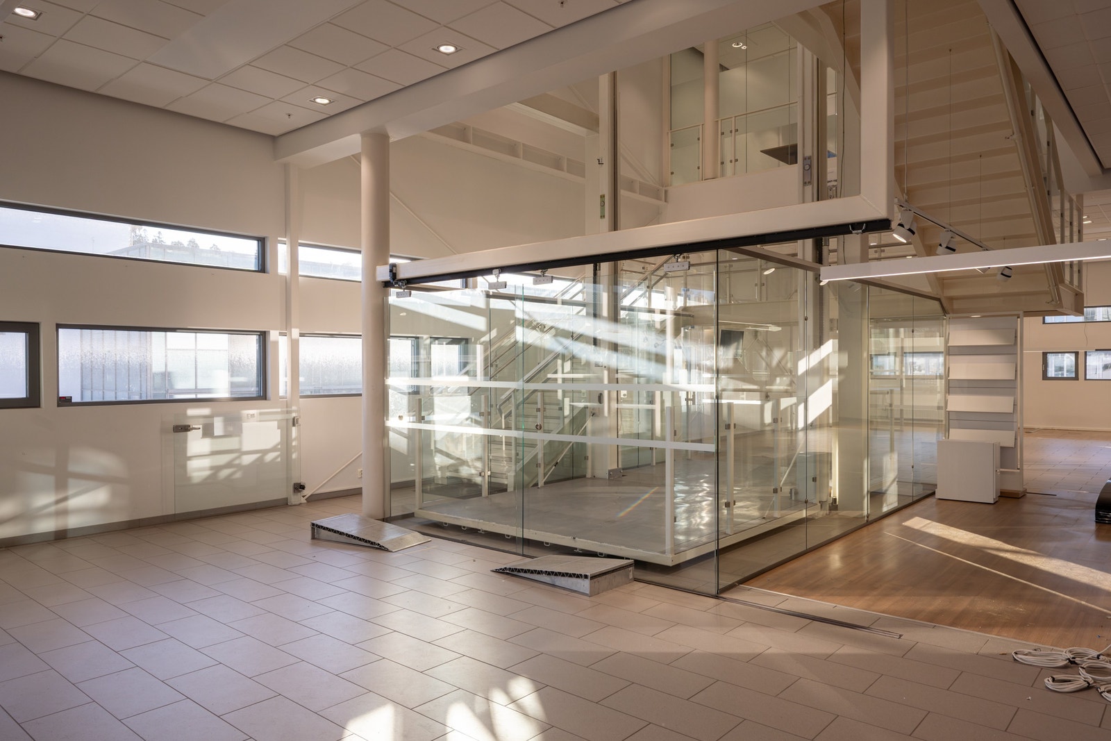 Etasjen har god eksponering, lysinnslipp og store vindusflater. Galleribilde