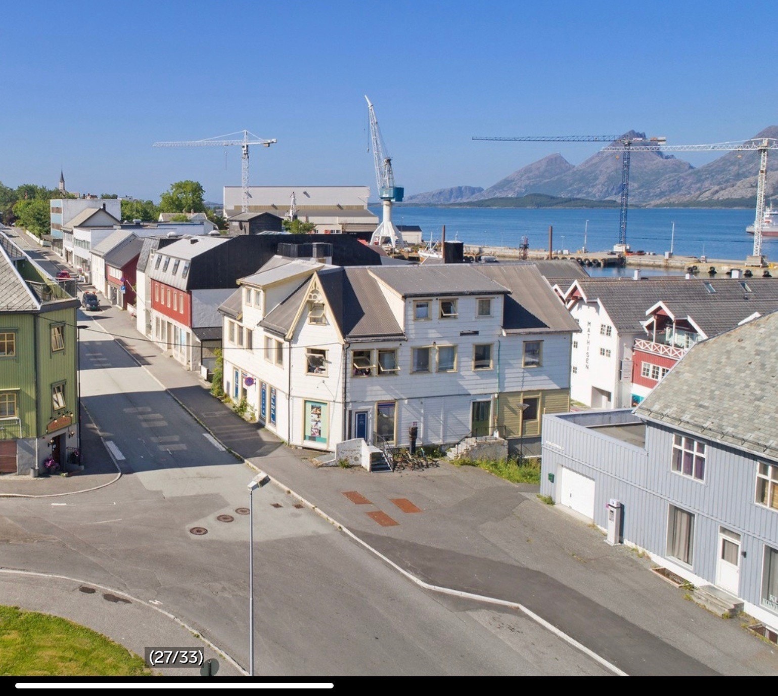 Eiendommen ligger flott til på bakketoppen over parken, like før starten på gågata i sentrum av Sandnessjøen. Gode solforhold og fin utsikt over byen og Alstenfjorden. Galleribilde
