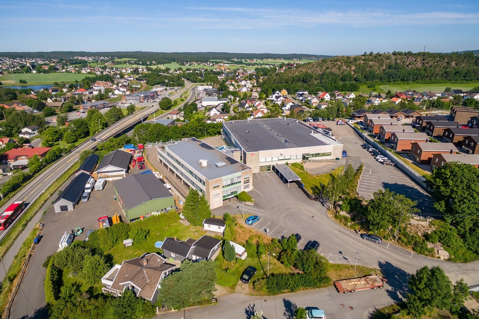 Solrik og luftig beliggenhet sentralt på Greåker - på et høydedrag over FV 109 med nærhet til påkjøringsrampe og offentlig kommunikasjon Galleribilde