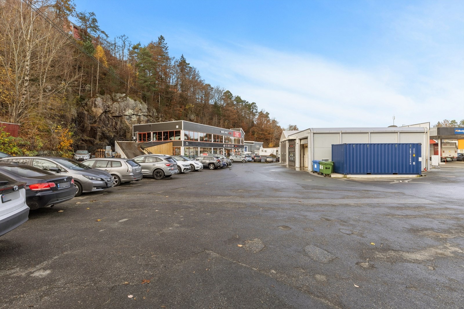 Ca. 30 parkeringsplasser på tomten. Galleribilde