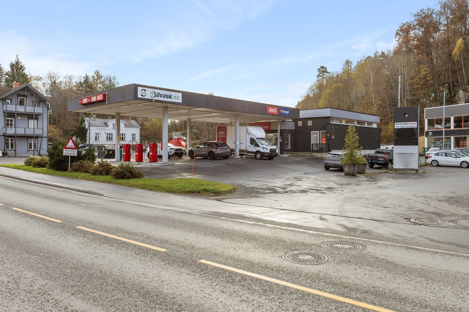 Meget sentral og godt profilert beliggenhet på Myrnene som ligger midt mellom Arendal sentrum og industriområdet på Stoa. Iflg. eier passerer det 13.000 biler her i døgnet. Galleribilde