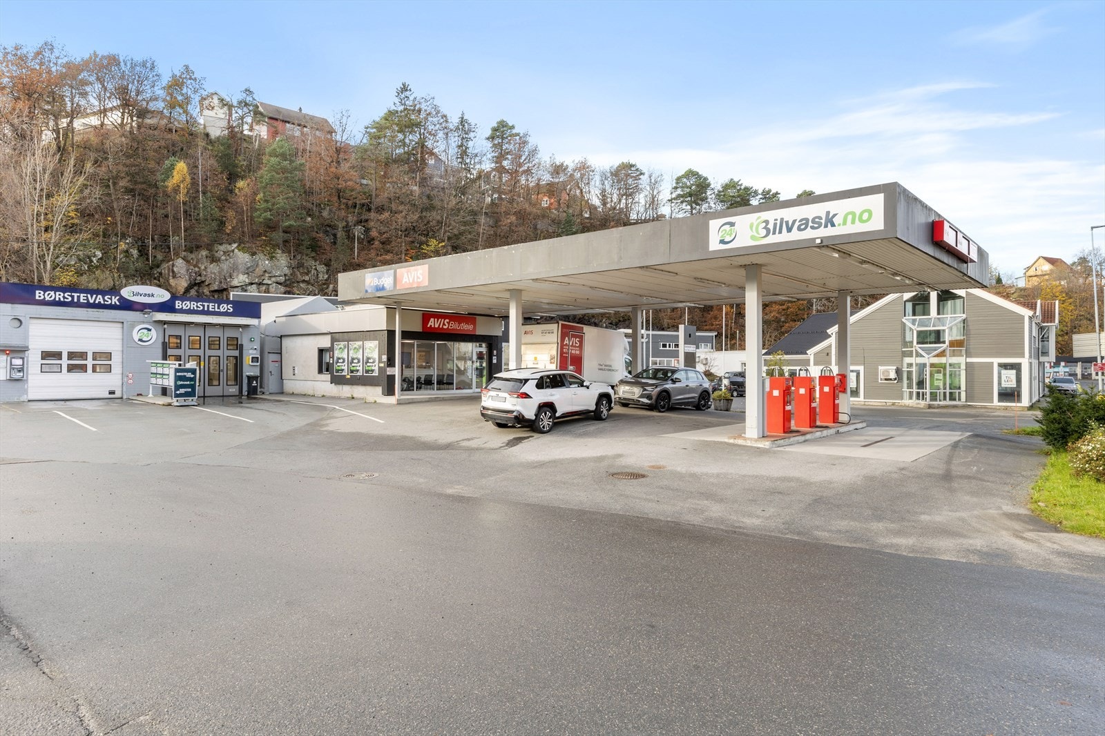 Eiendomsmegler Norge Næring har gleden av å presentere for leie en godt profilert næringseiendom med 2 verkstedshaller og kontor/kundemottak for 2 avdelinger. Galleribilde