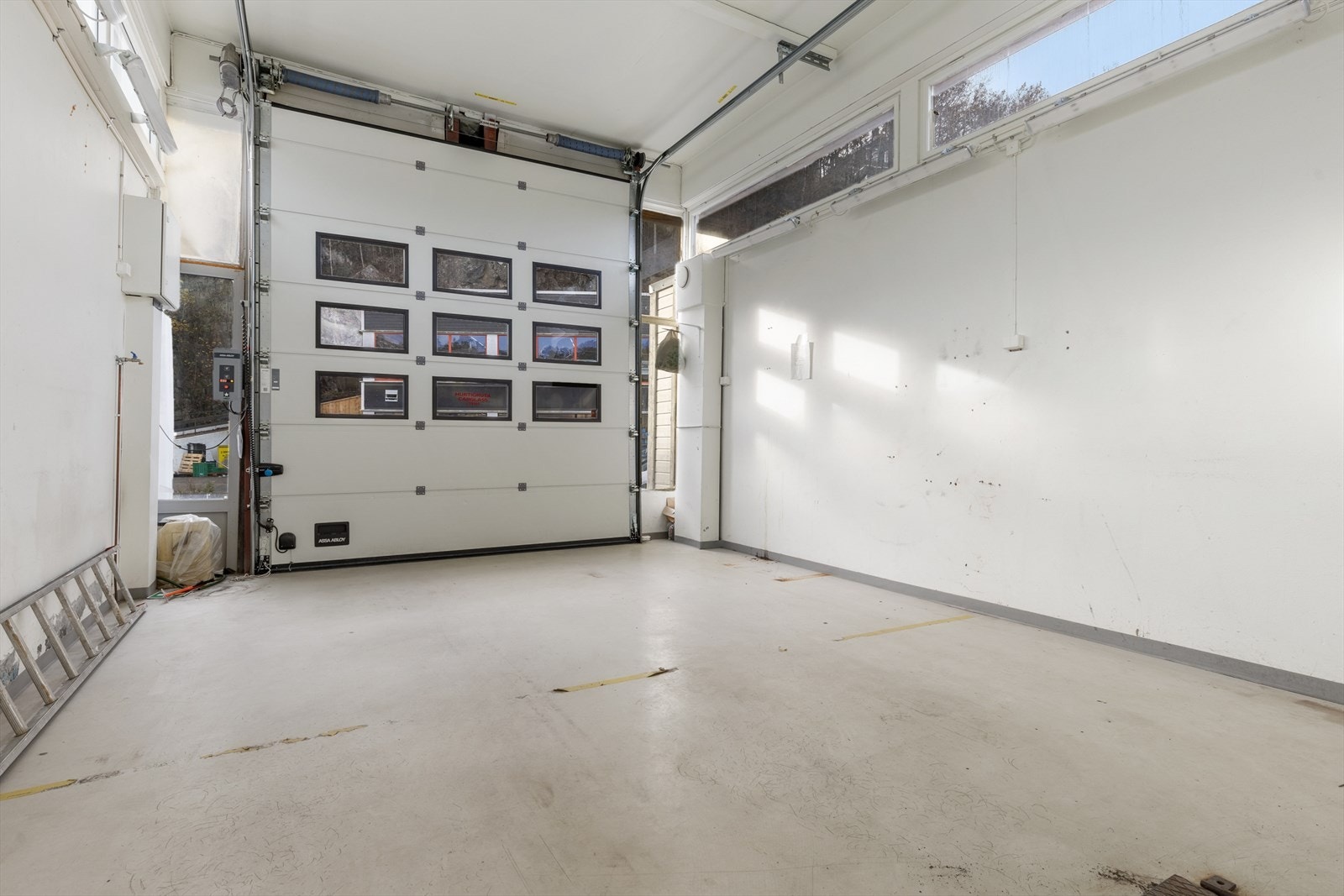 004_Verkstedshall med kjøreport. .jpg Galleribilde