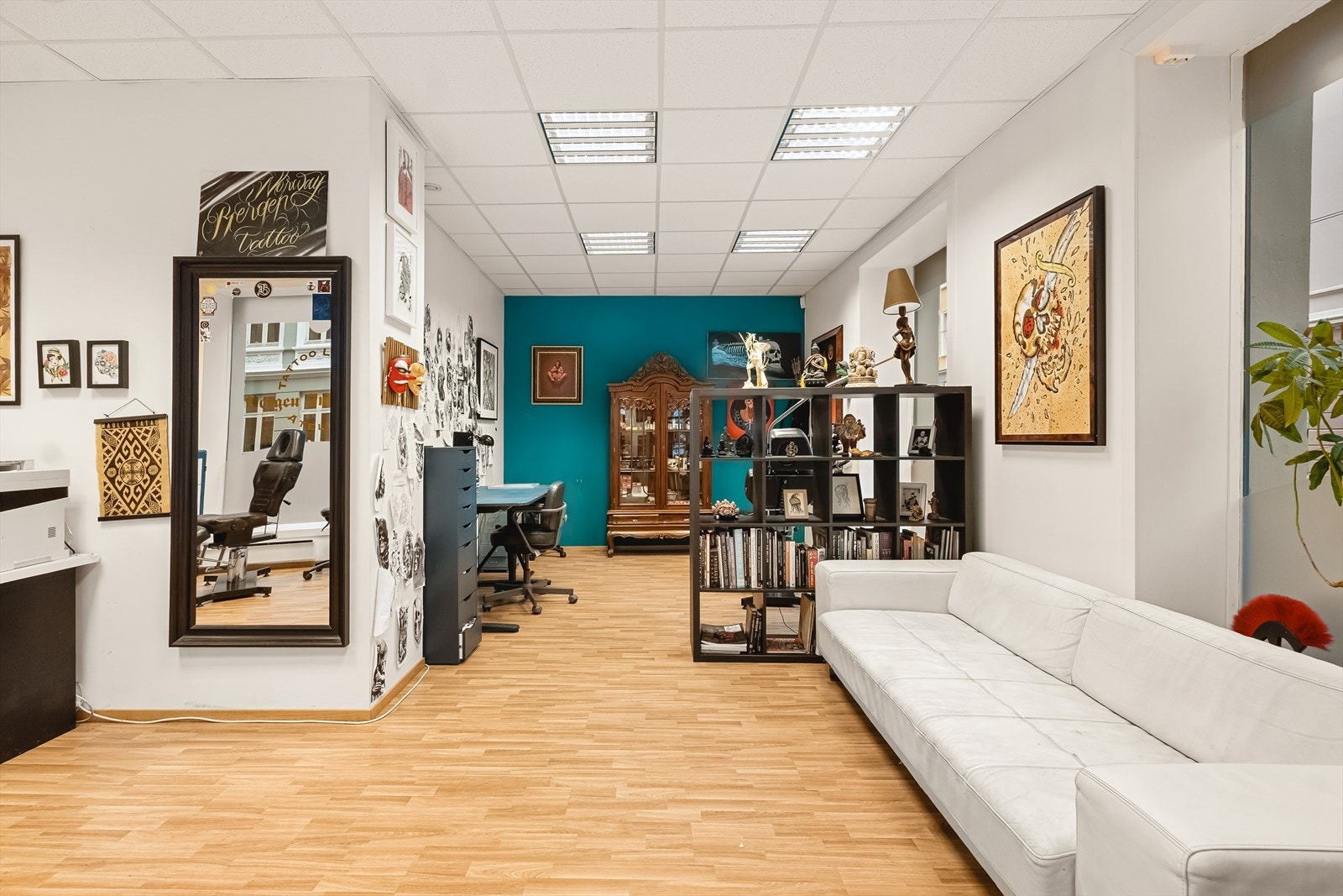 - 1. etasje har et bruksareal på 58m² og inneholder studio/lokale, og bakgang med kjøkkenkrok og toalettrom - Galleribilde