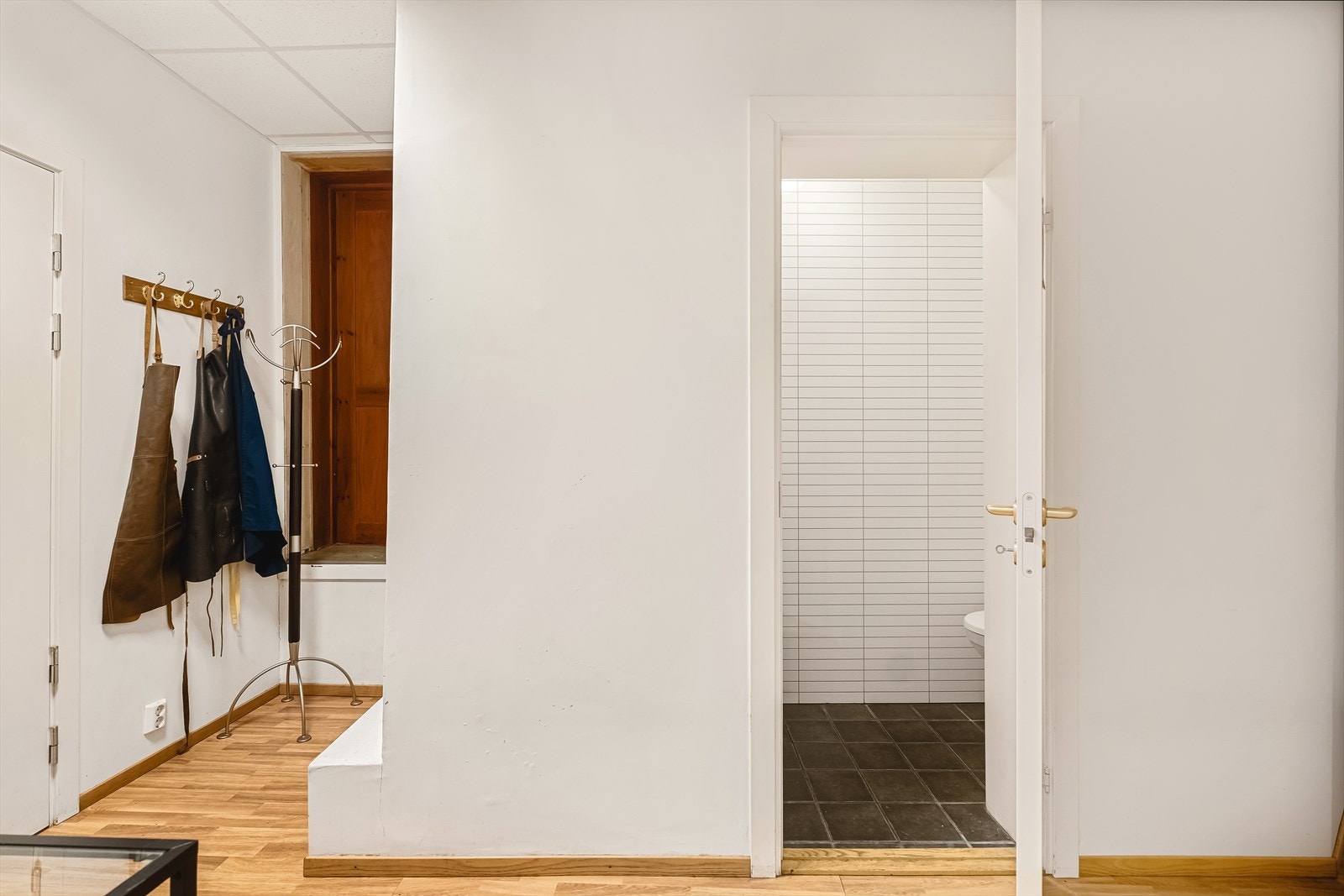 - Her har man god plass til å henge fra seg yttertøy og sko - Galleribilde