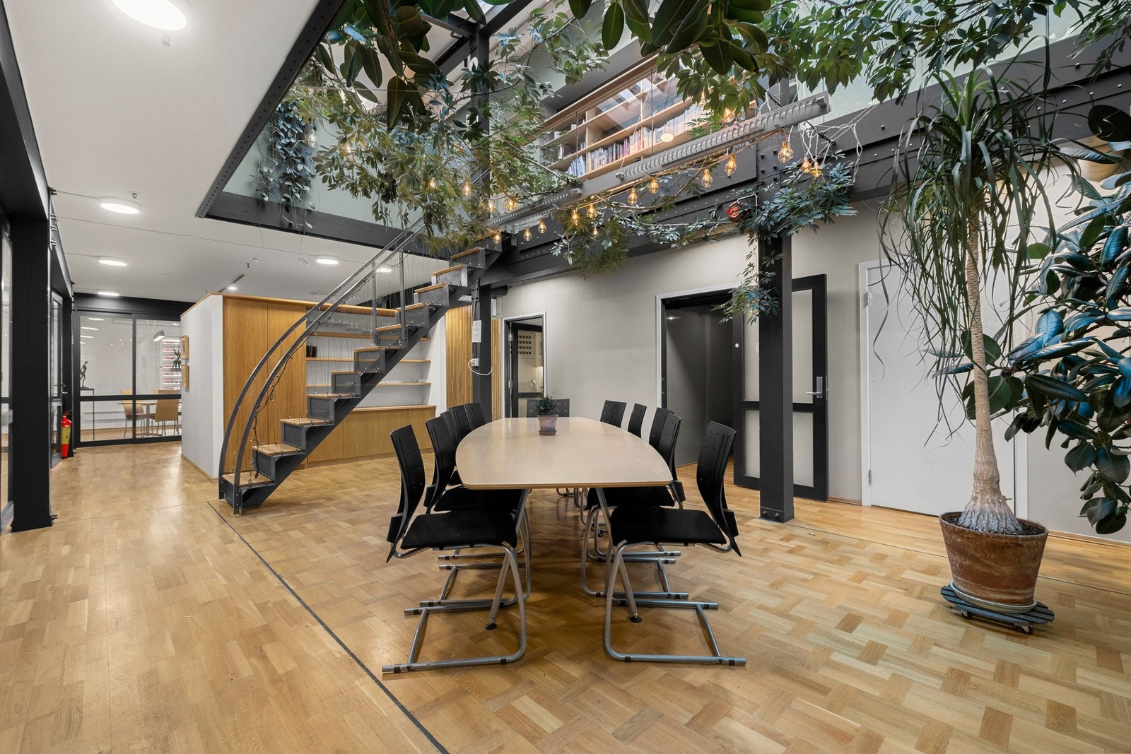 Atriumet i 3. etasje åpner lokalet opp og gir både ekstra takhøyde og generøst lysinnslipp. Galleribilde