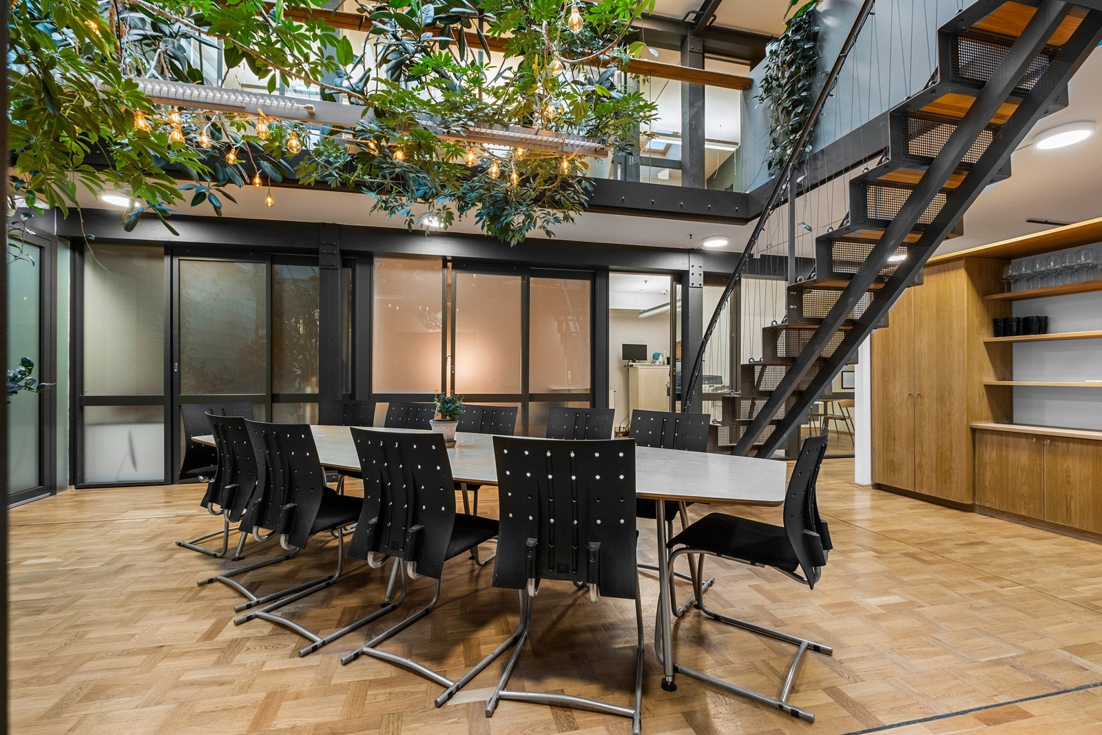 Et uformelt møterom eller en sosial sone på arbeidsplassen. Galleribilde