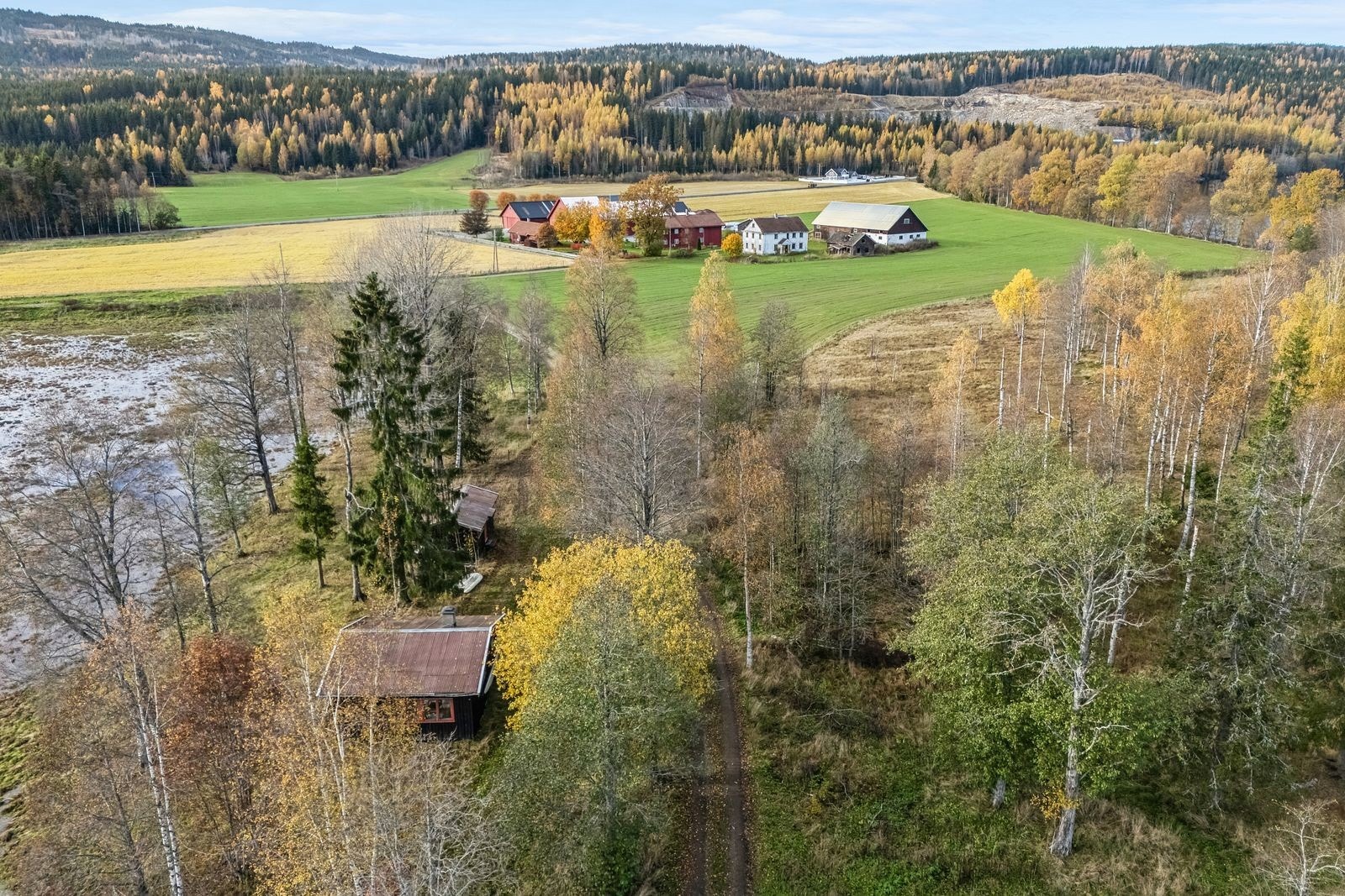 Dronebilde tatt fra enebolig på vestsiden av Vestre Hurdalsveg Galleribilde