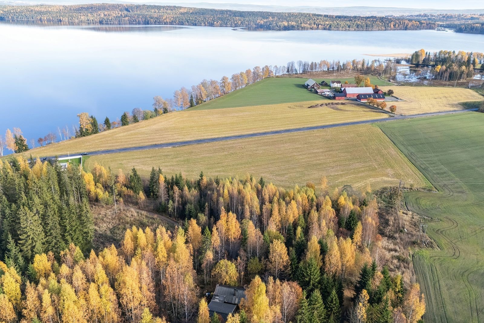 Dronebilde tatt fra enebolig på vestsiden av Vestre Hurdalsveg Galleribilde
