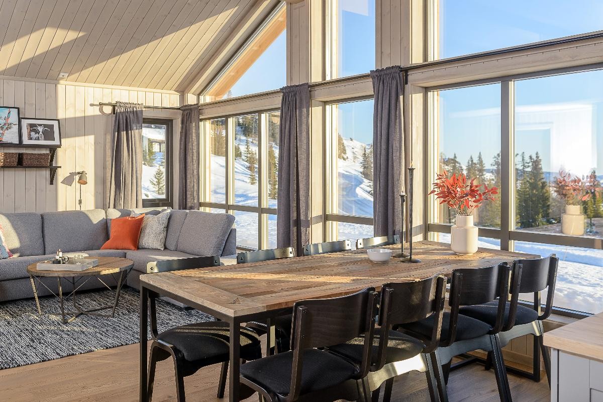 store vinduer gir mye lys inne Galleribilde