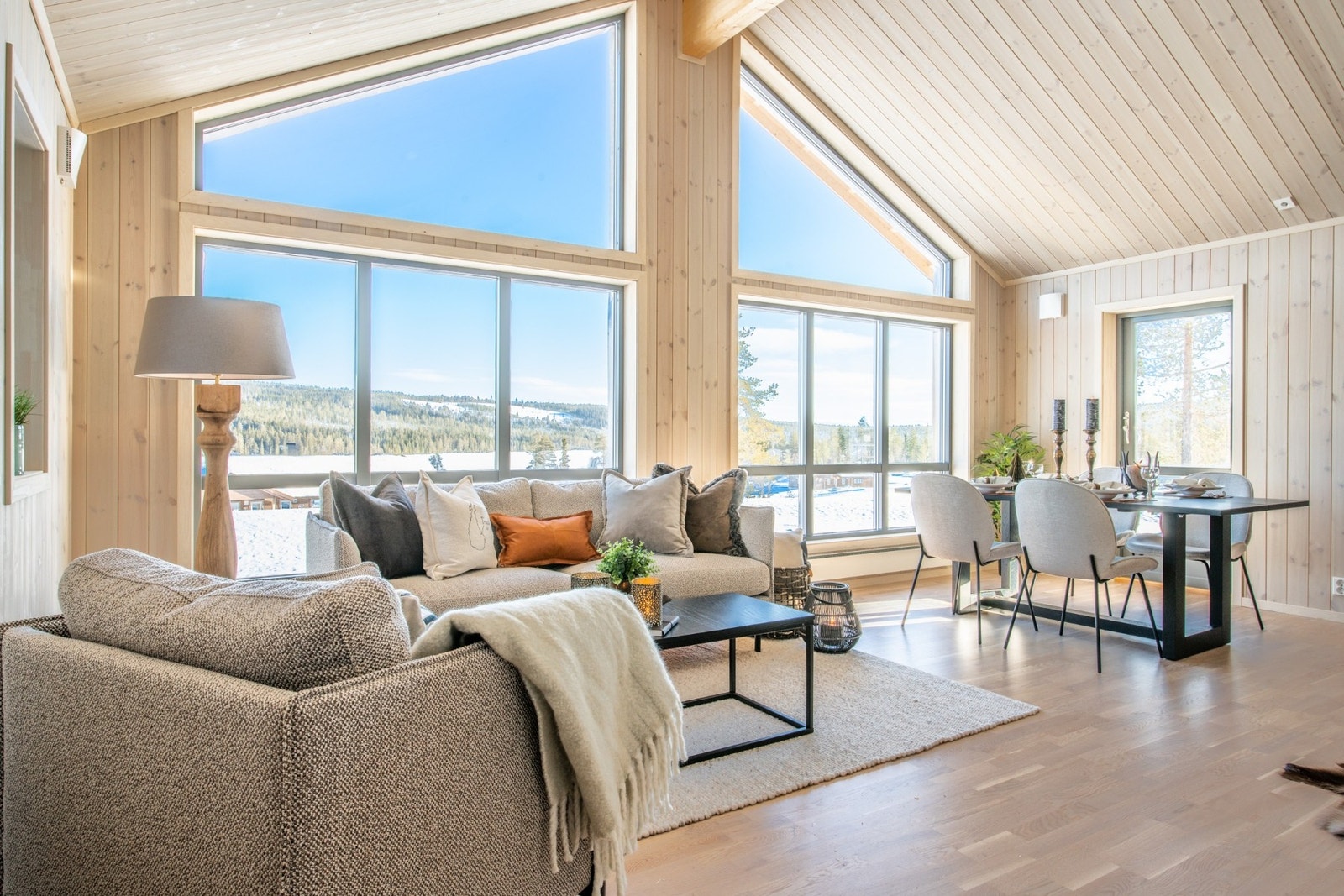 Bilde fra en kundehytte i Trysil. Himling og vegger er beiset i fargen Morgendis. Galleribilde