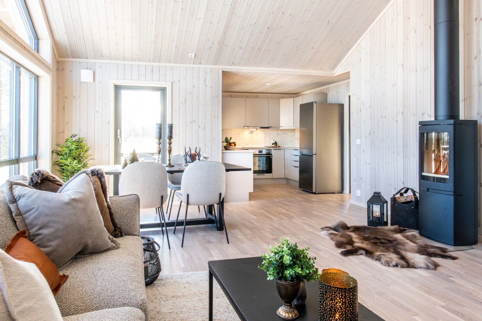 Interiørbilde fra en kundehytte i Trysil. Her er det parkett fra Kährs av typen Abetone. Galleribilde