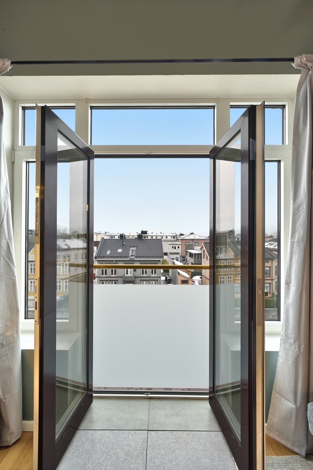 En fransk balkong sørger for luft og utsikt Galleribilde