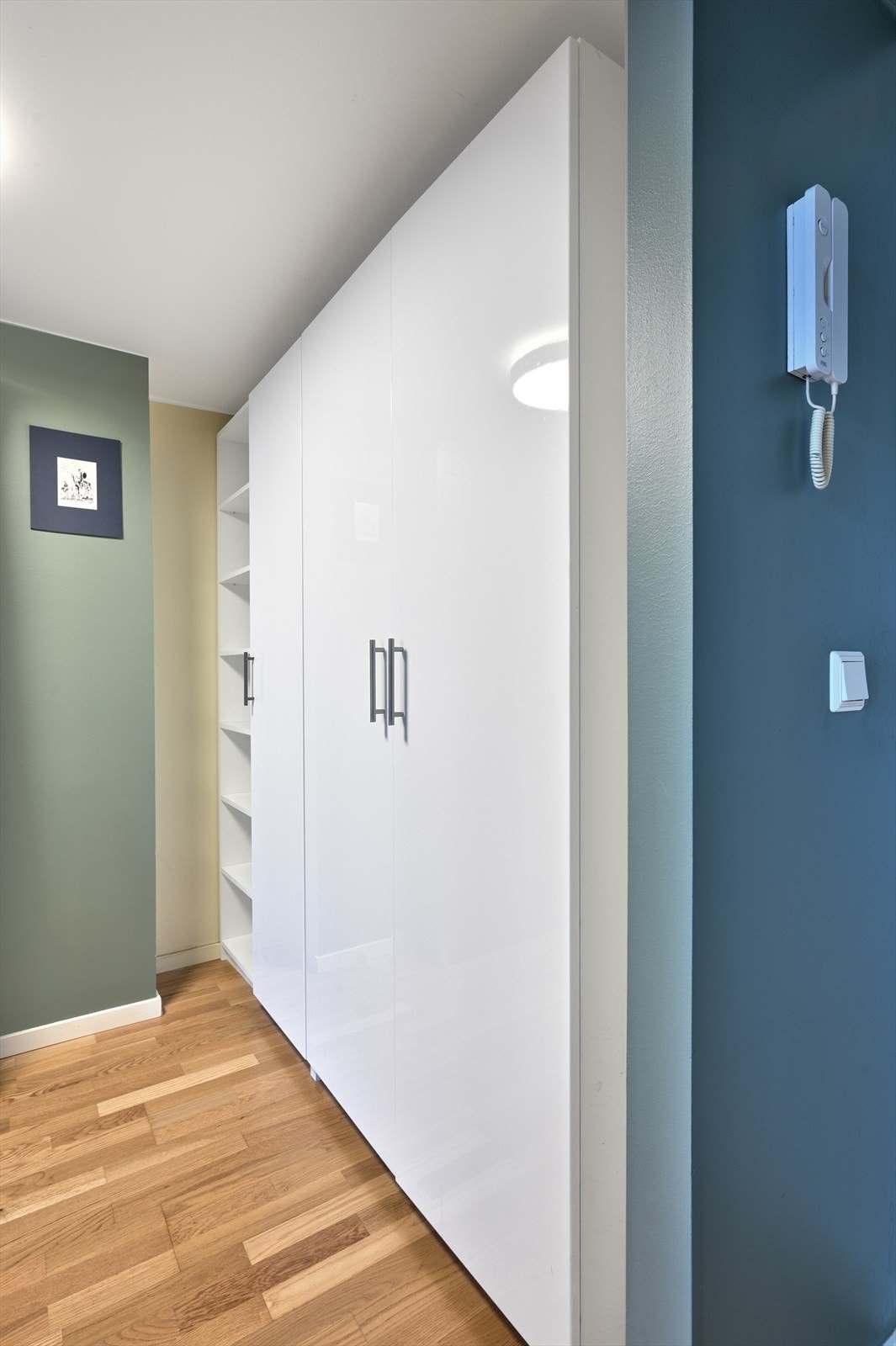 Garderobe i sovealkove Galleribilde