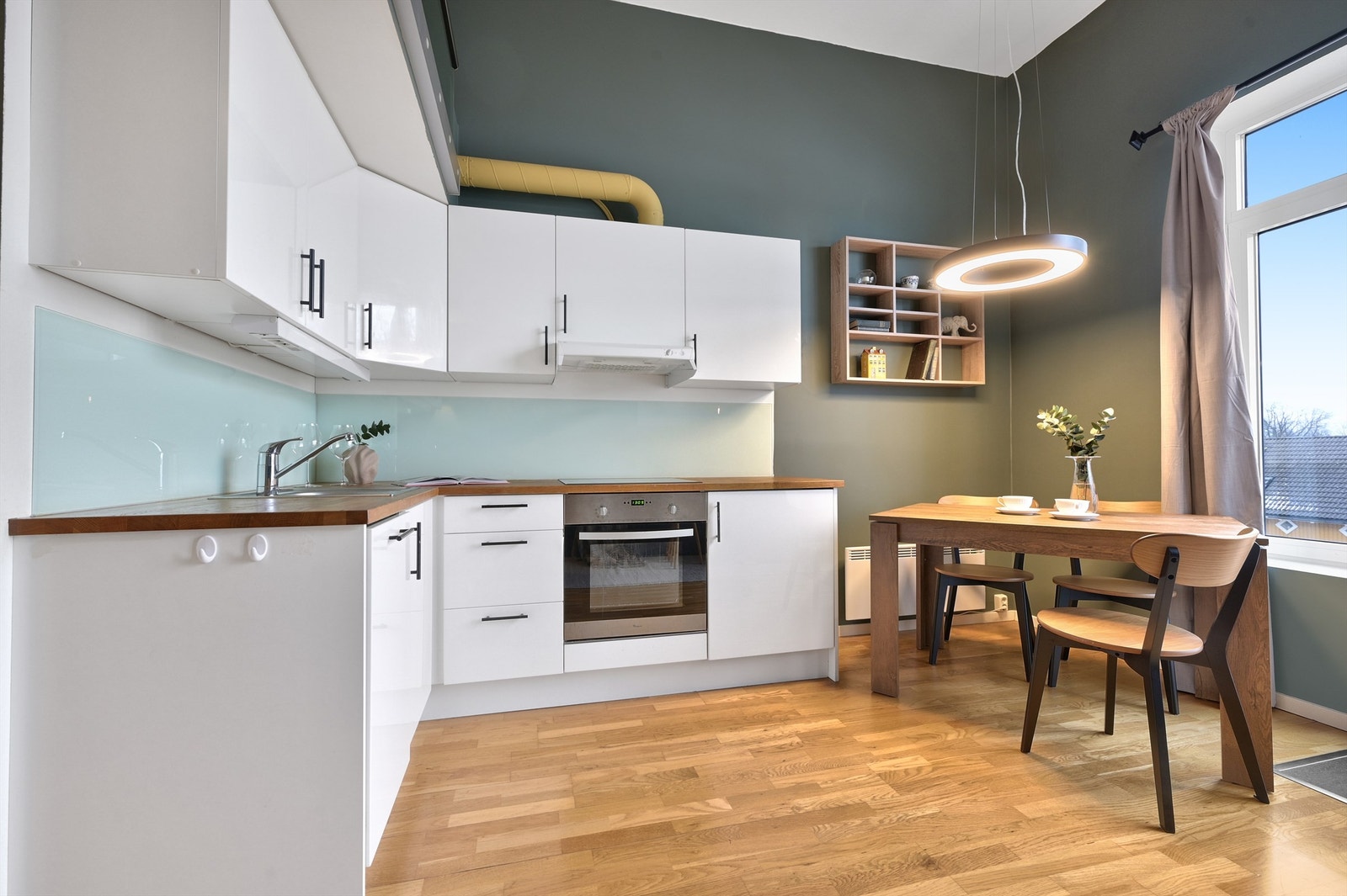 Kjøkkendel i allrom. Fotograf: Kristian Bollæren ved Fotofinish Galleribilde