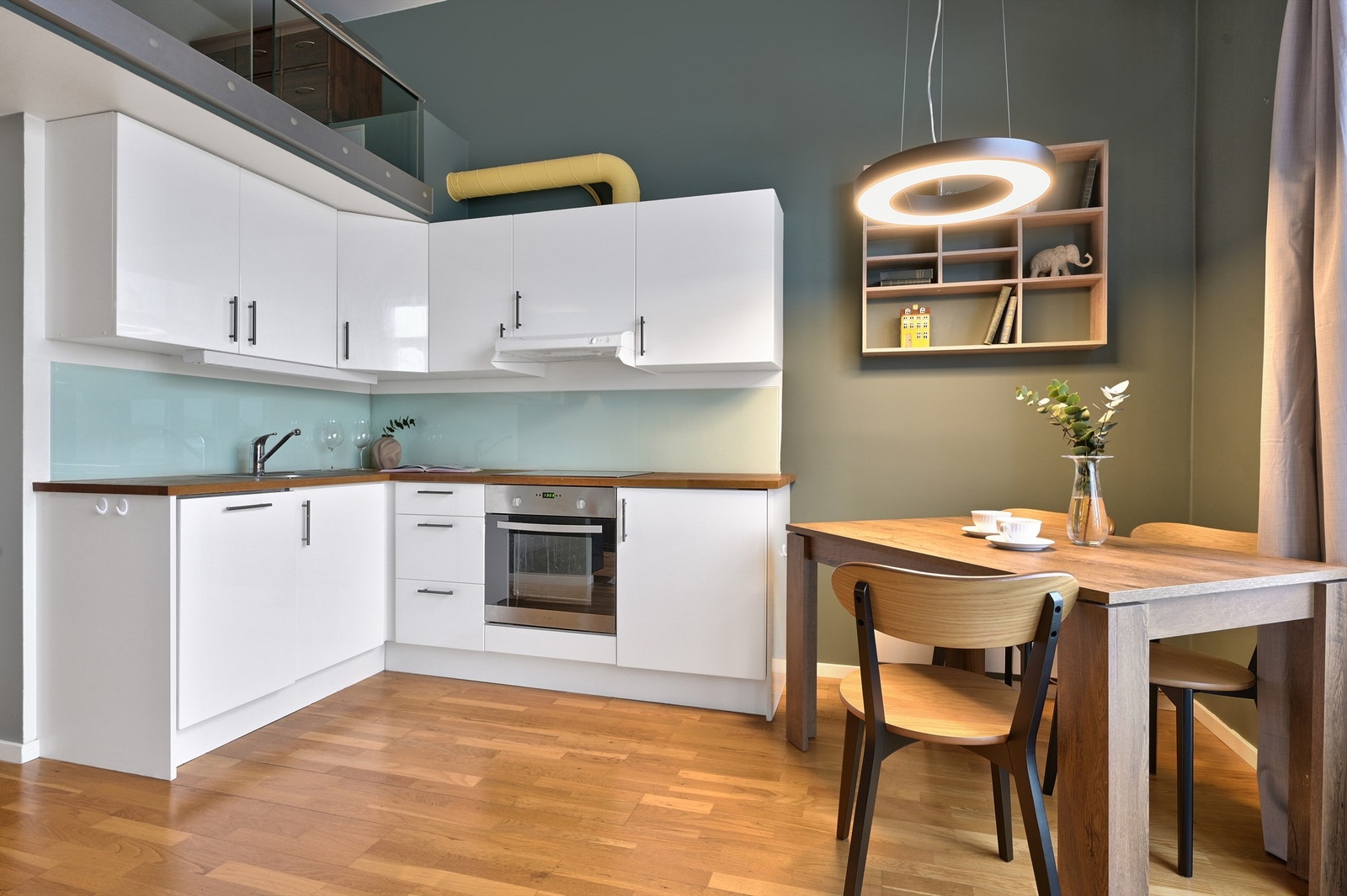 Kjøkkendel i allrommet. Fotograf: Kristian Bollæren ved Fotofinish Galleribilde