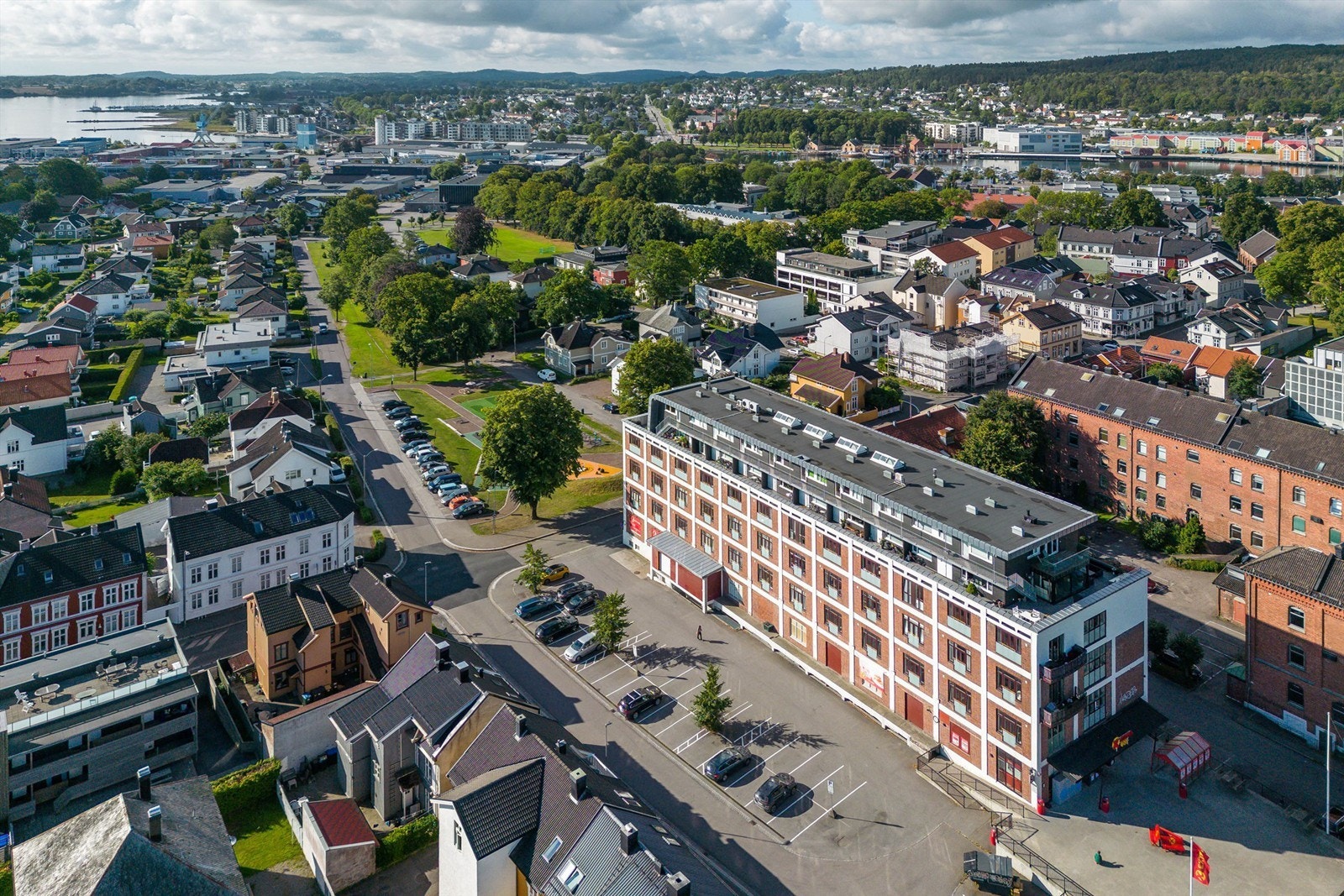 St. Olavs gate 18B har alt rett rundt dørene - super sentralt og med matvareforretning med post i butikk i 1. etasje. Fotograf: Kristian Bollæren ved Fotofinish Galleribilde