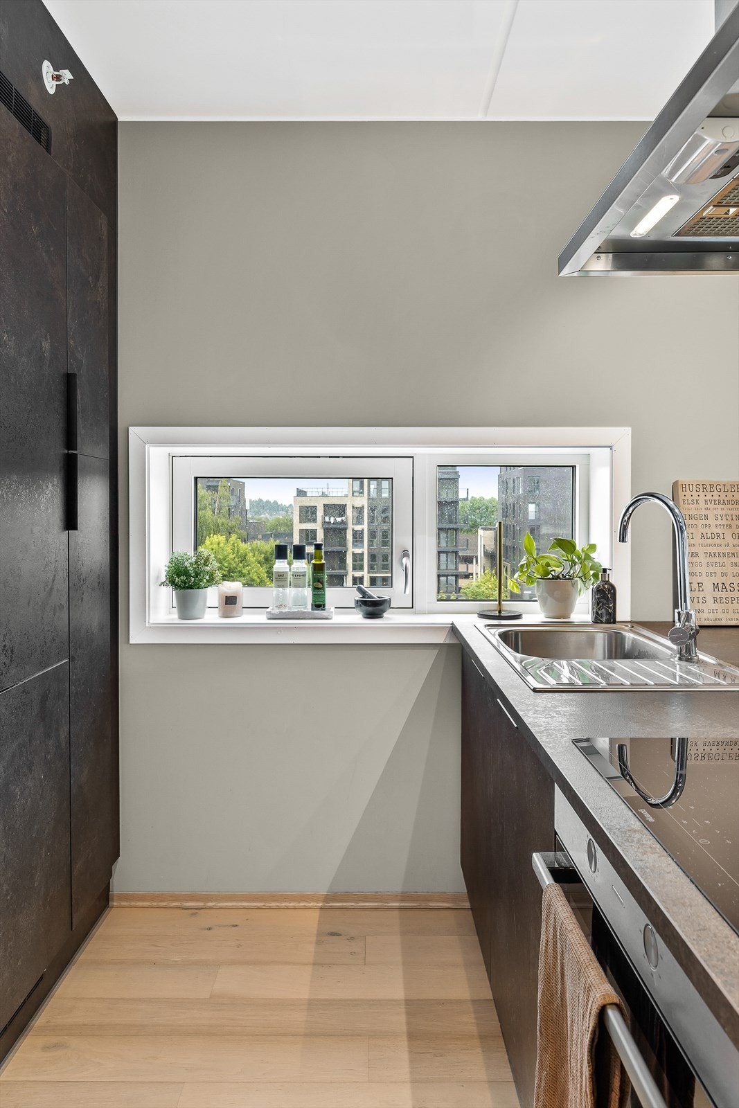 Kjøkkenet har en smart utførelse som gir en gjennomført og åpen planløsning. Galleribilde