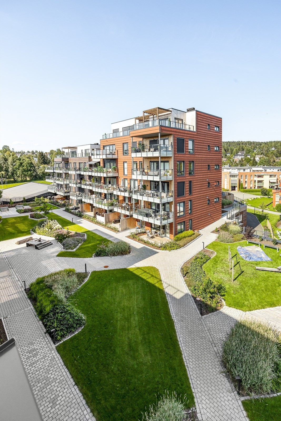 Sameiet har pene og opparbeidede fellesarealer med lukket atrium som kun er tilgjengelig for beboerne. Galleribilde