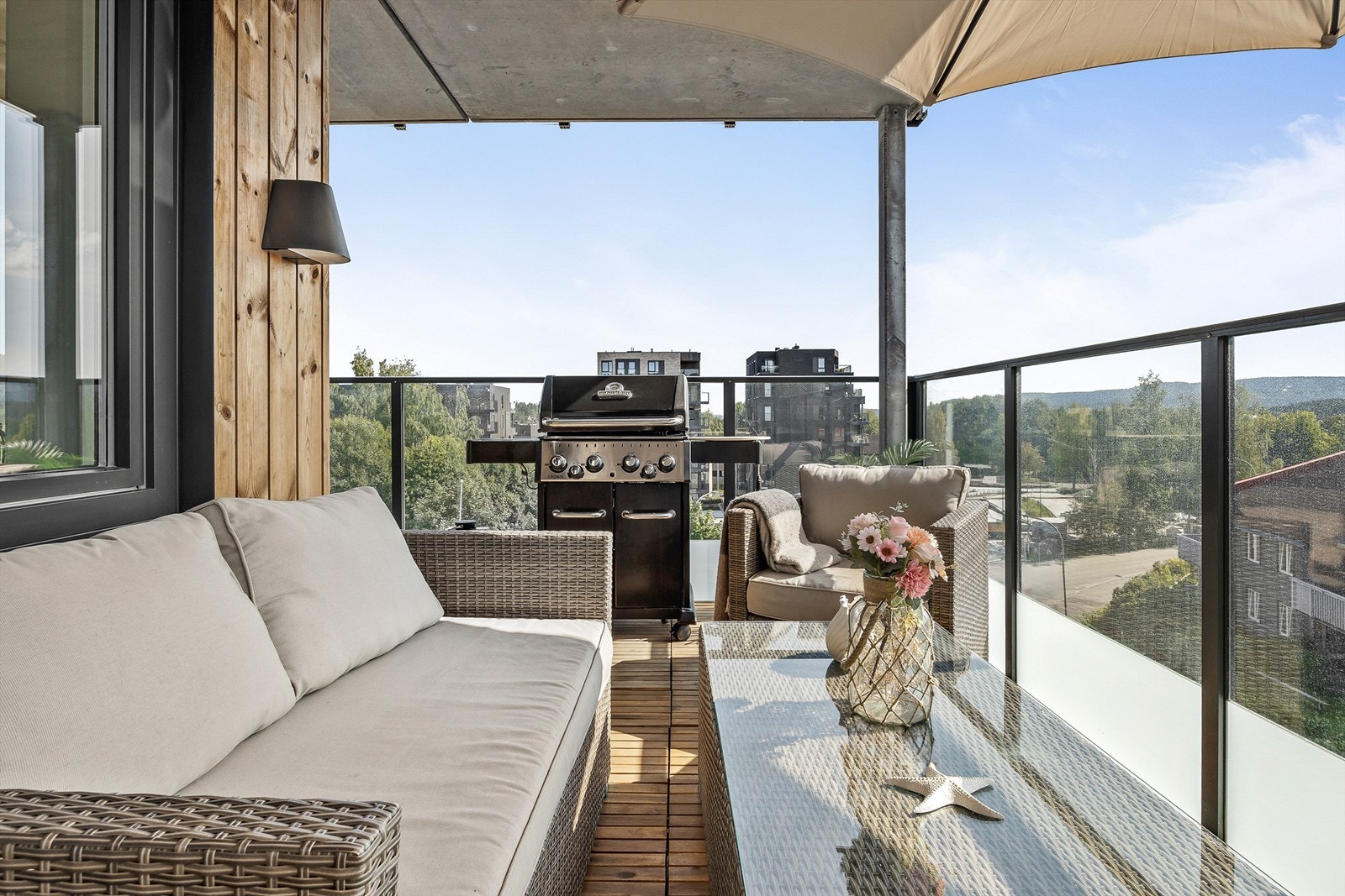 Veranda på 14 kvm med utsikt over nærområde. Foto: Stine Prøitz Jørgensen Galleribilde