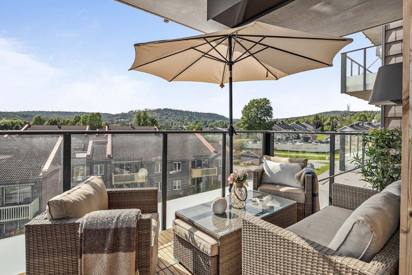 Verandaen er overbygget og har glassrekkverk for fritt utsyn. Galleribilde