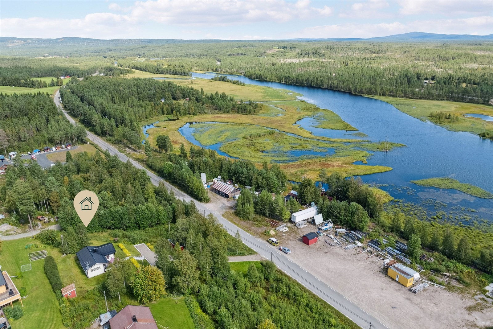 Elven som passerer eiendommen er Nordre Osa og ender i Osensjøen. Galleribilde