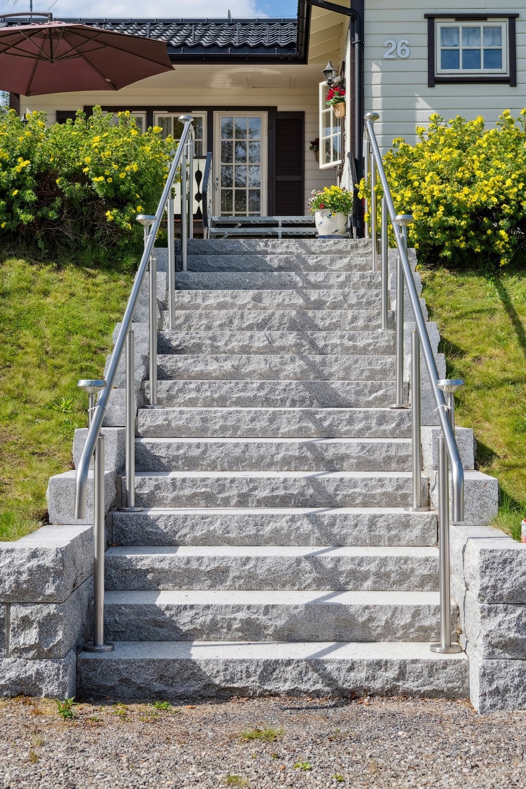 Flott trapp i granitt stein. Galleribilde