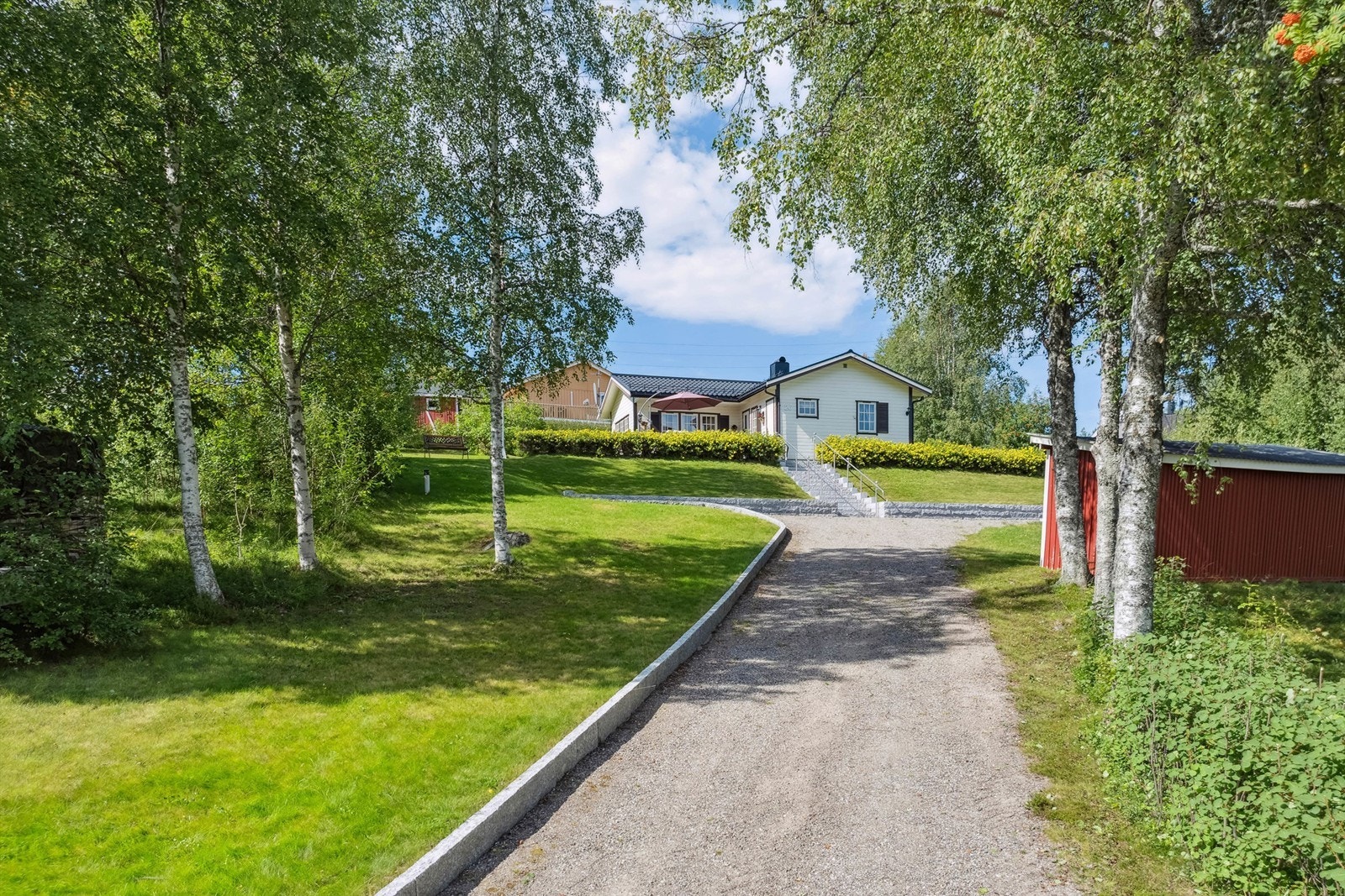 Flott opparbeidet gårdsplass, kant opp til eiendommen belagt med granittstein. Galleribilde