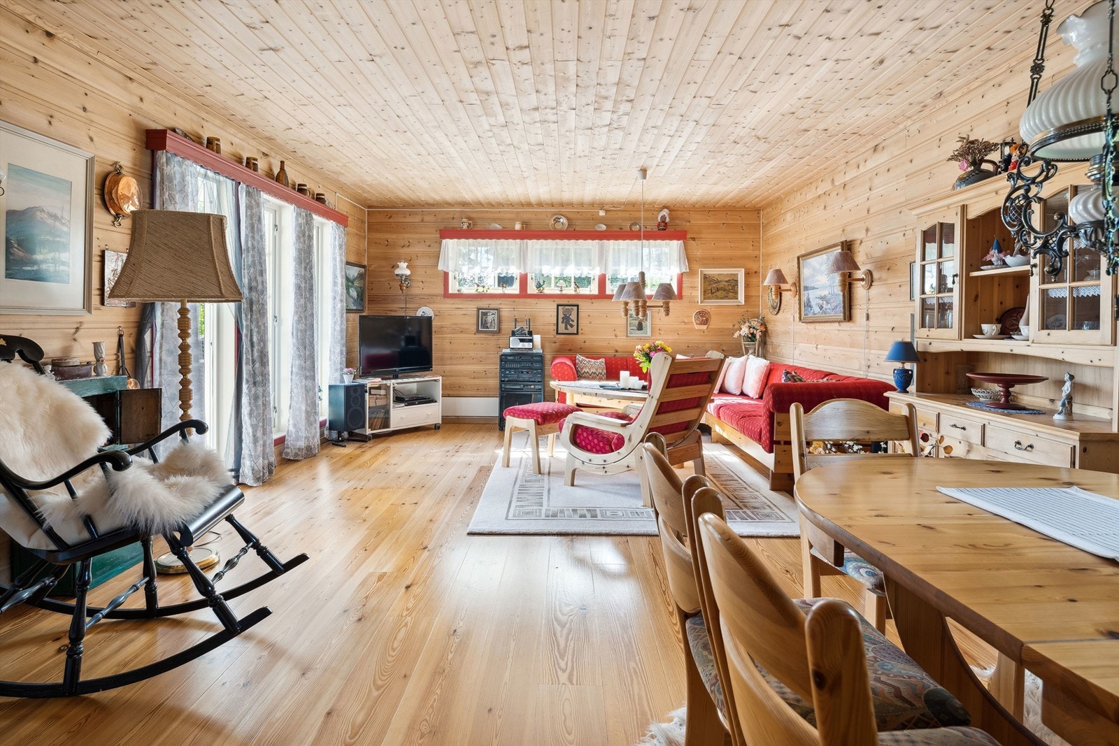 Balkongdør fra stuen og ut på terrassen. Galleribilde