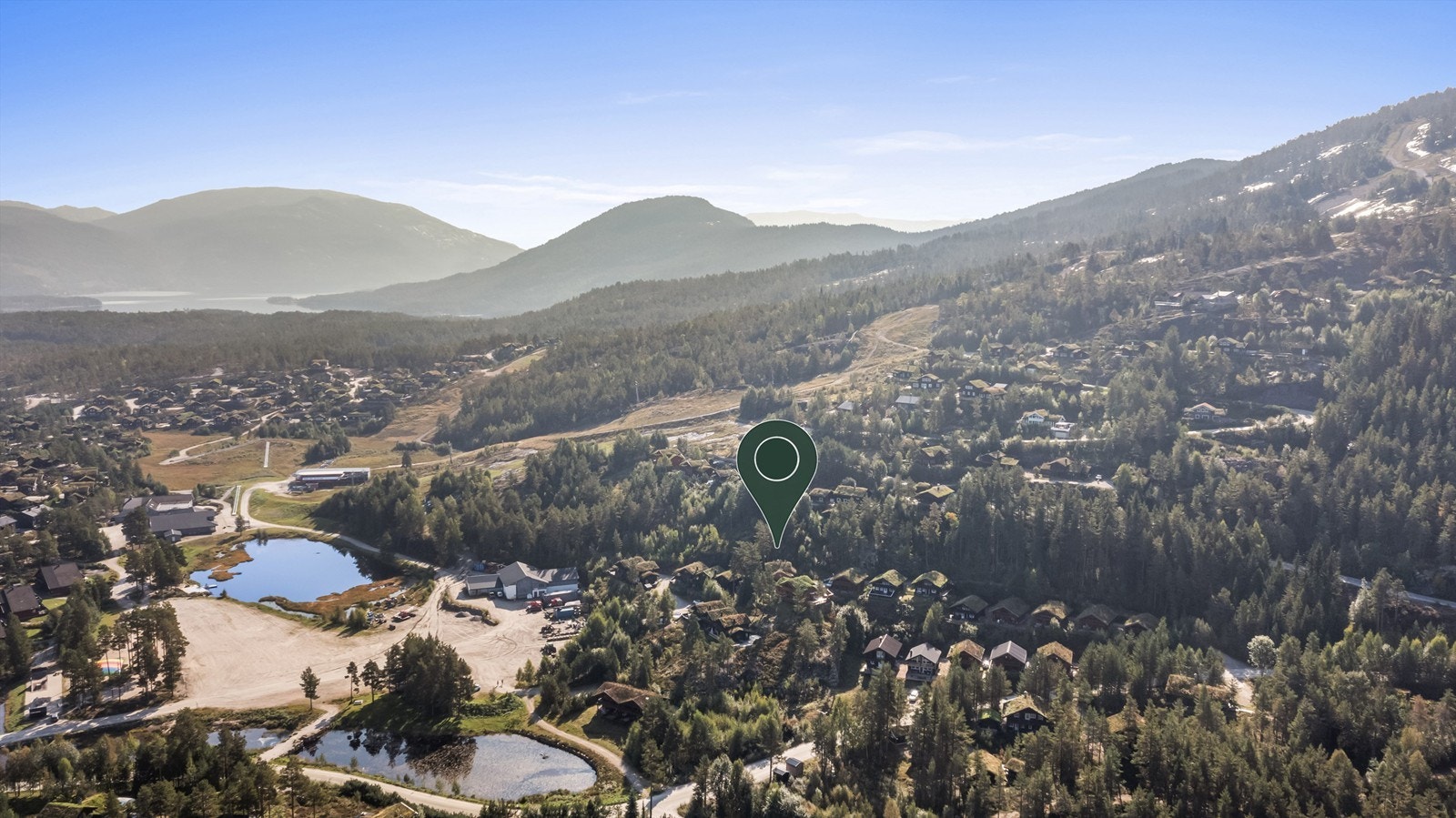 Hytten ligger sentralt på feltet med kort vei til alpint, lekeområder, turområder og bademuligheter. Perfekt for en aktiv familie! Galleribilde