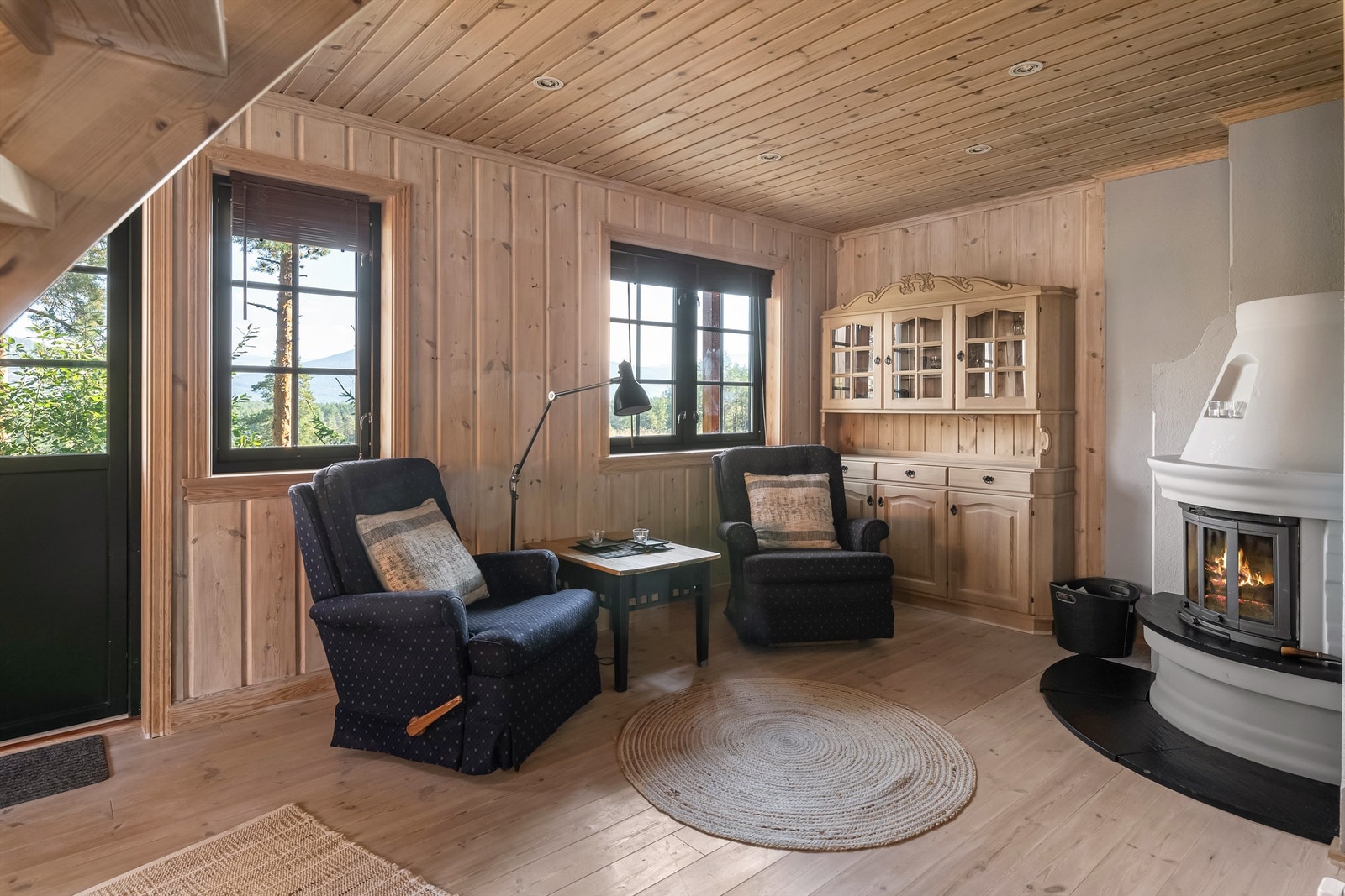 Koselig med peisovn for kjøligere sesonger Galleribilde