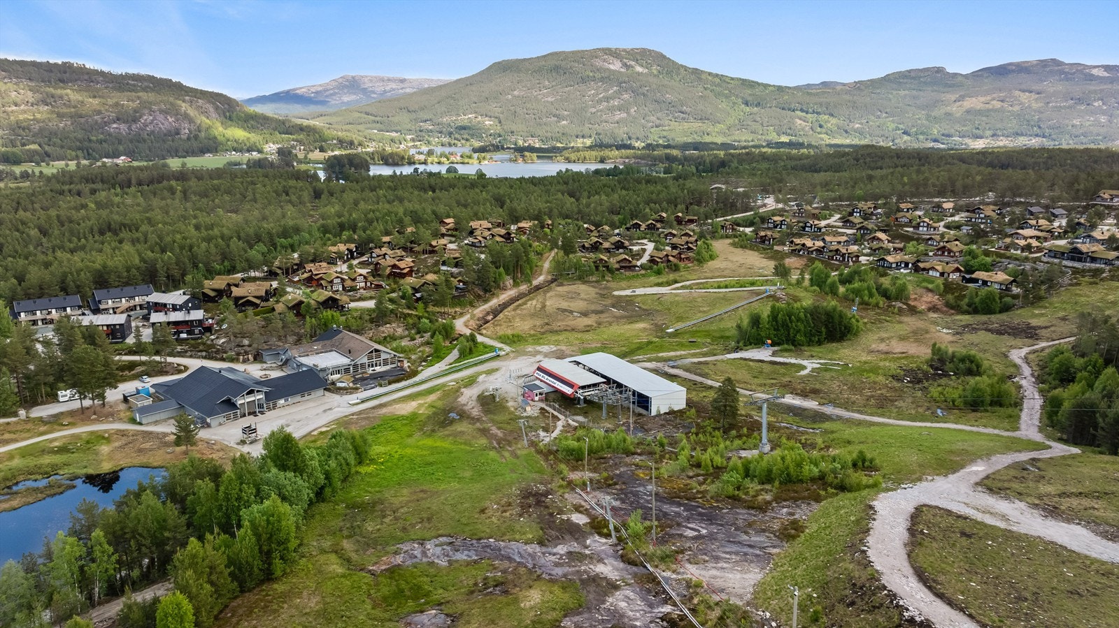 Det er et skianlegg for hele familien med løyper i ulik vanskelighetsgrad. Vi har løyper for deg som vil stå på slalåm, telemark eller kjøre utfor, og park for de som vil leke seg på ski eller snowboard. Galleribilde