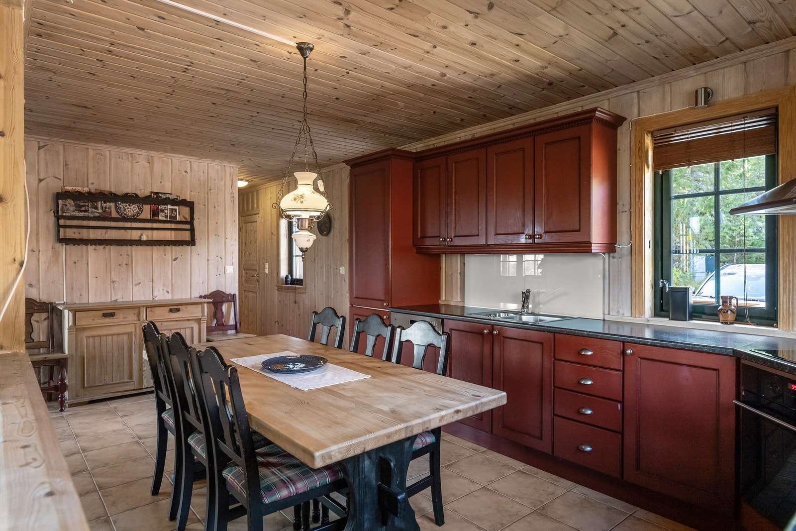 Solid og flott hyttekjøkken Galleribilde