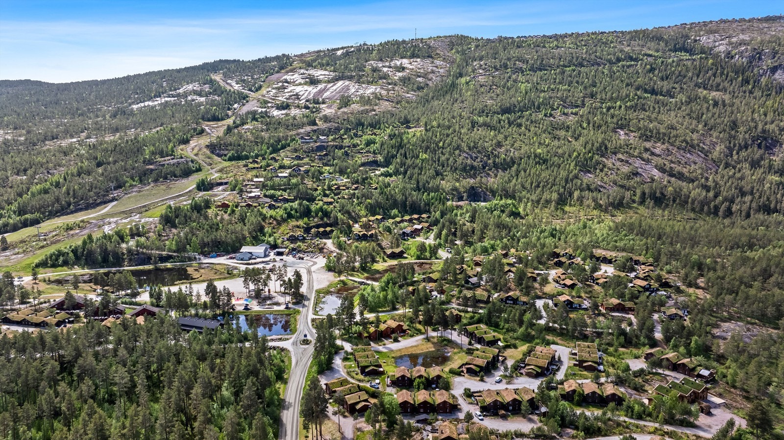 Velkommen til Vrådal - et idyllisk og attraktivt feriested som har vokst i popularitet de siste årene, og det med god grunn. Her får du ekte fjell- og naturopplevelser kombinert med et imponerende aktivitetstilbud, året rundt. Galleribilde