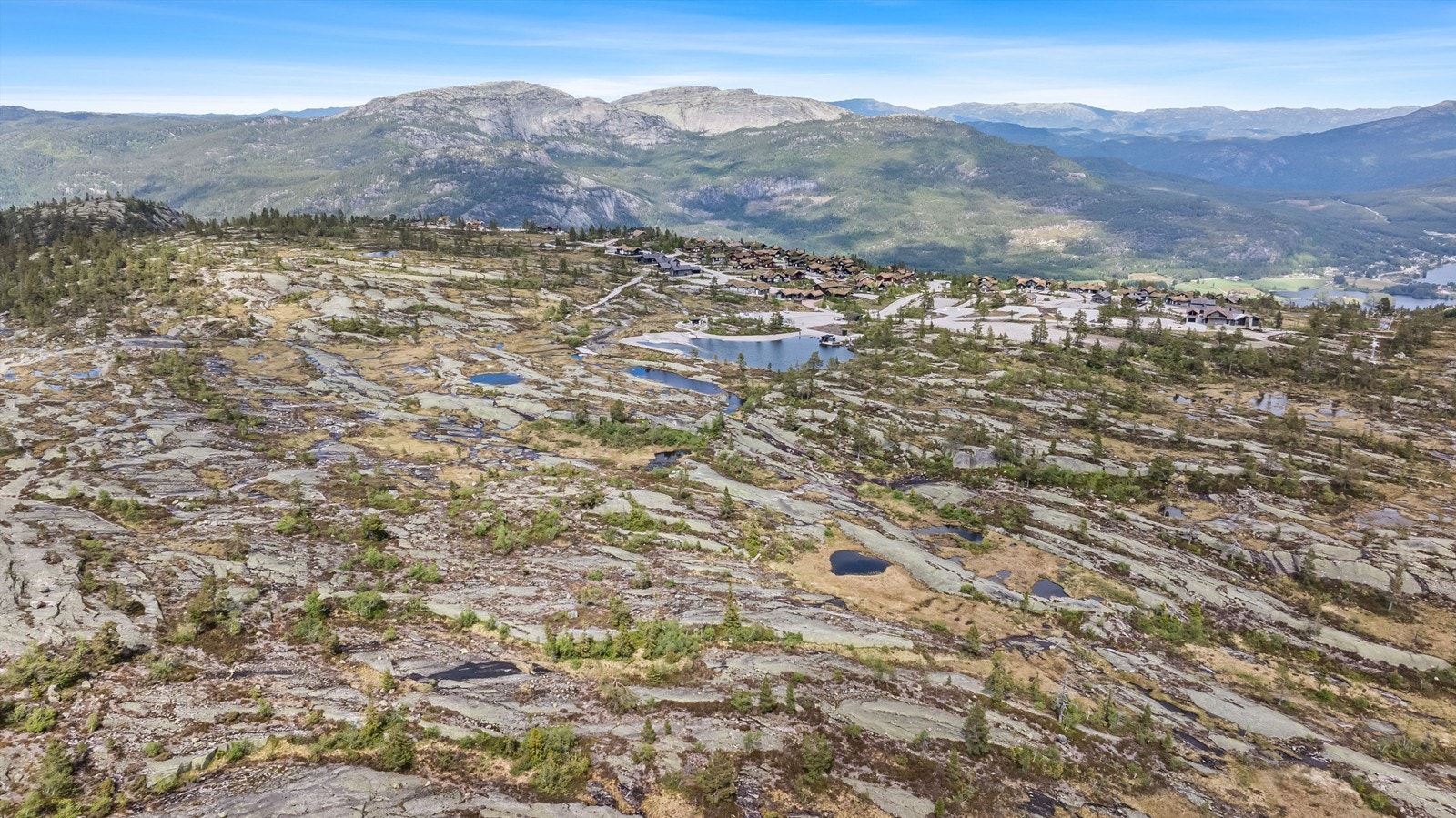 På toppen har man Utsikten som serverer mat, sauna i tilknytning det største vannet på bildet og ski- og turløyper vinter og sommer! Nydelig landskap. Galleribilde