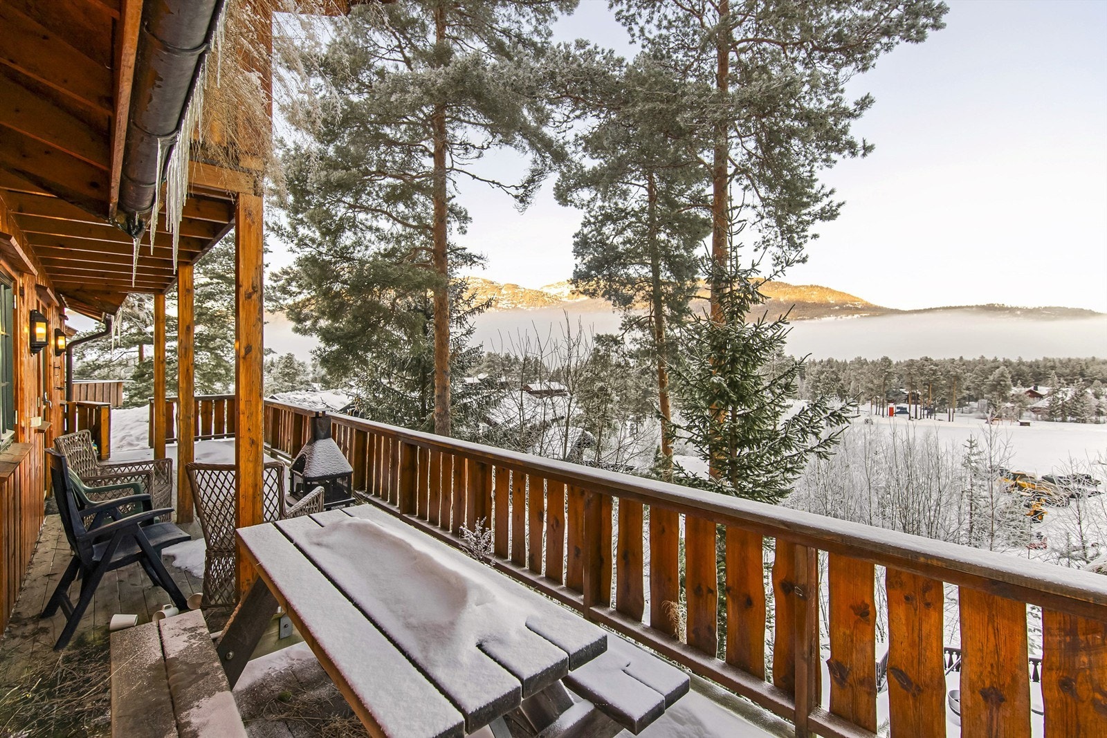 Fra stuen har du utgang til stor terrasse som er delvis overbygget. Galleribilde