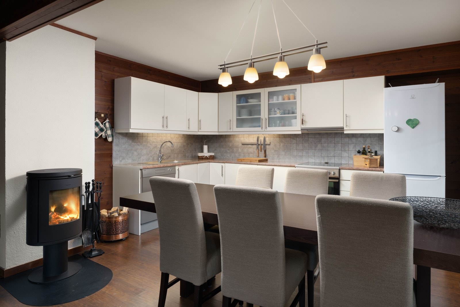 Åpen hyggelig løsning med plass til spisebord og hele familien Galleribilde