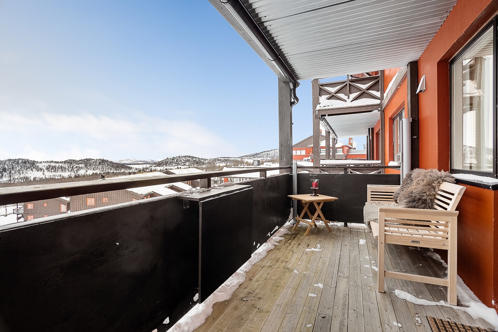 Fra leiligheten er det nydelig panoramautsikt mot Raulandsfjell og Langefjellene Galleribilde