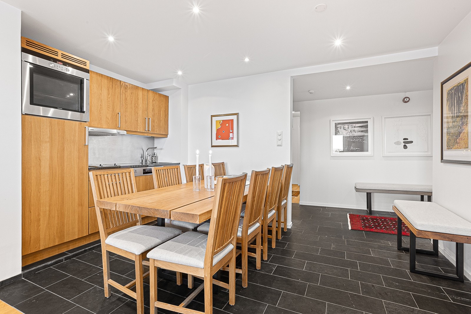 Kjøkkendel med innredning i eik og benkeplate i granitt. Integrerte hvitevarer. Galleribilde