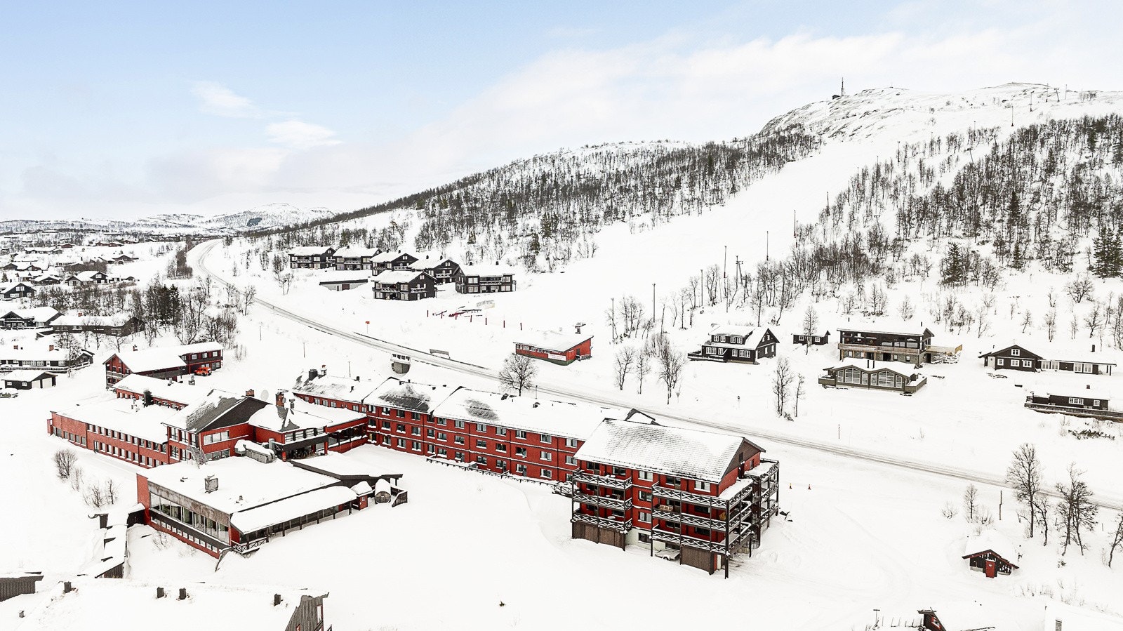 Ski inn/ut til Rauland Skisenter med 25 nedfarter, 11 heiser, kveldskjøring, snowboard-park og flere spisesteder. Anlegget er åpent 7 dager i uken Galleribilde