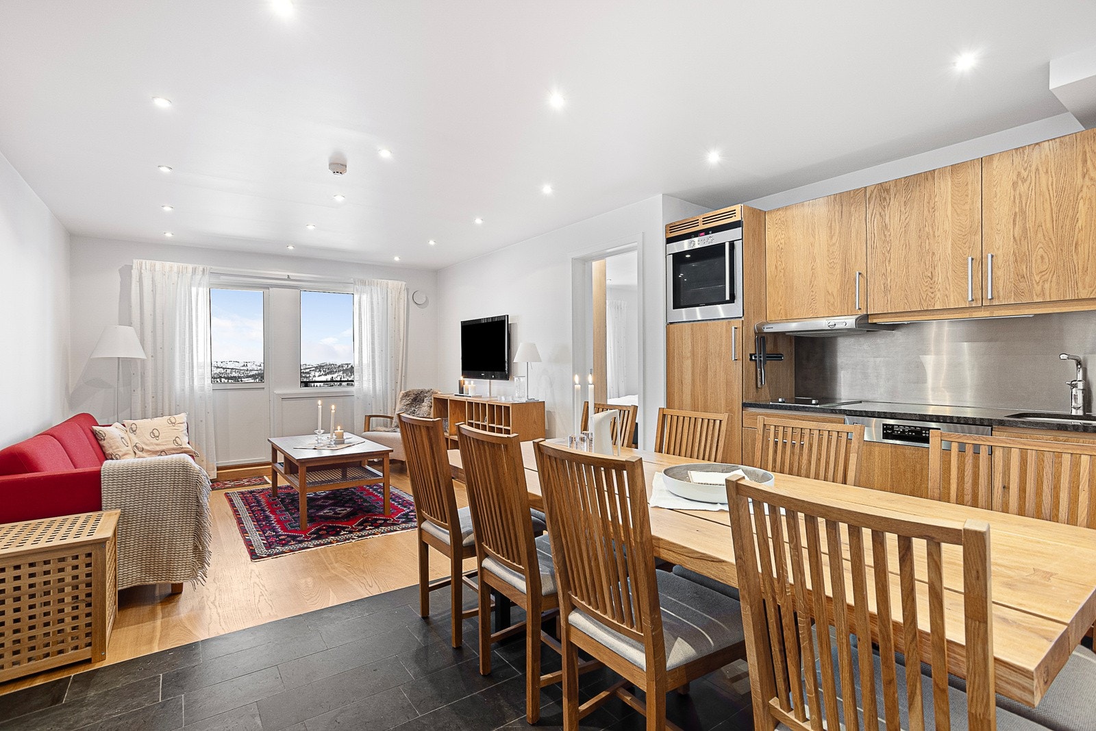 God planløsning med hyggelig stue og kjøkken i åpen løsning. Galleribilde