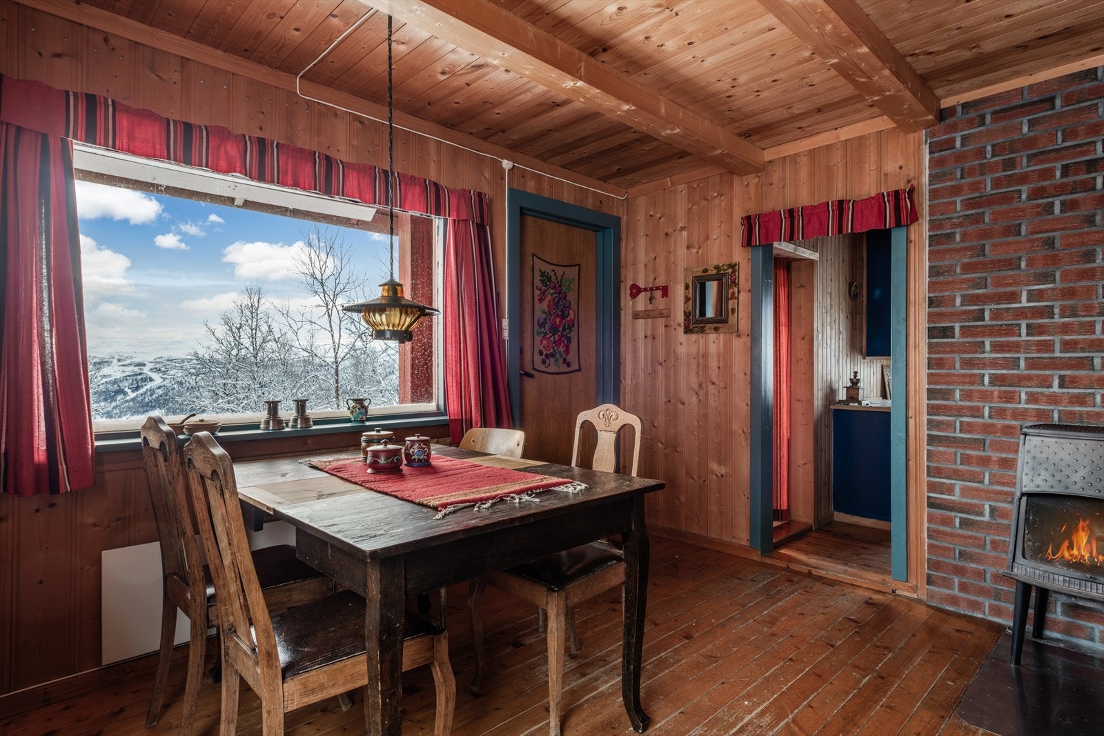 Hytte er oppført år 1962, lagt inn el. strøm år 1975. Galleribilde