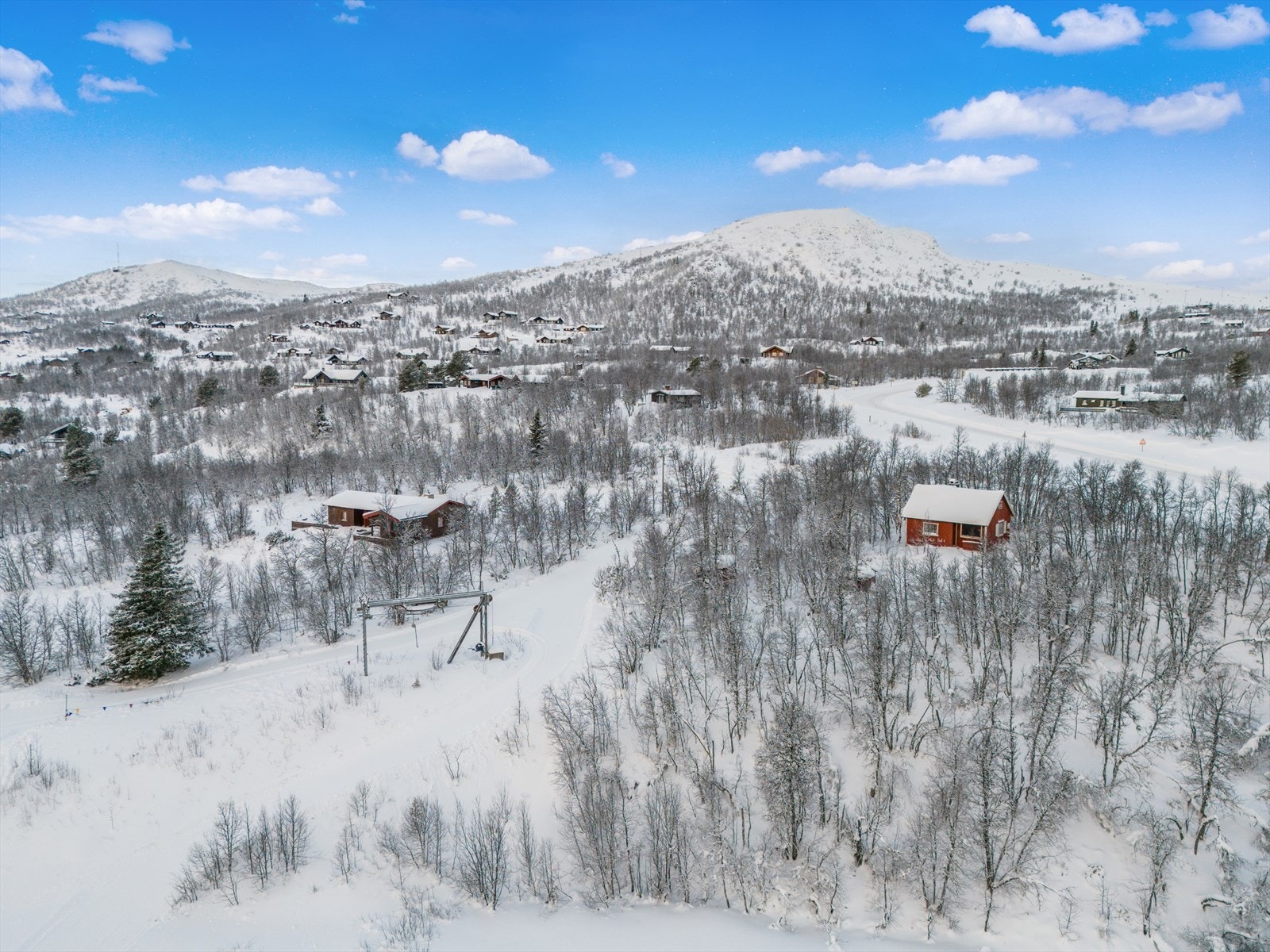 Langrennsløypene går rett ved hytta, og du kan skli inn i Uvdal Alpinpark, som ligger rett nedenfor, og via U-ringen kjøre til Uvdal Alpinsenter Galleribilde