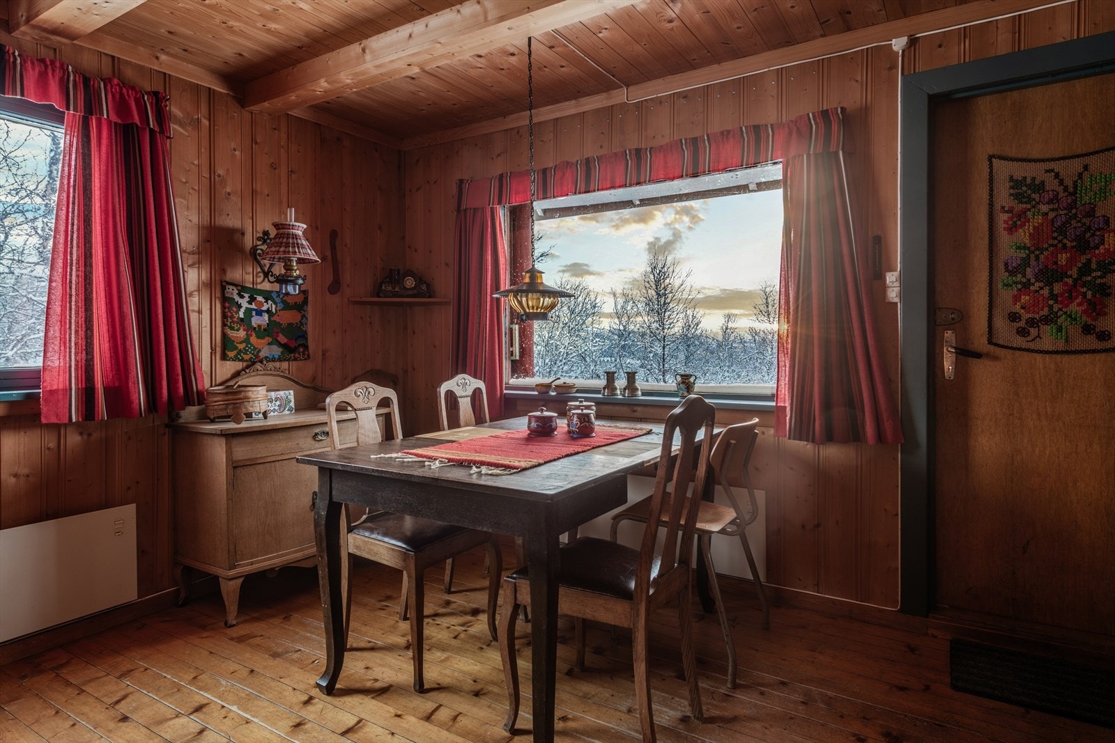 Spisestue og inngang Galleribilde