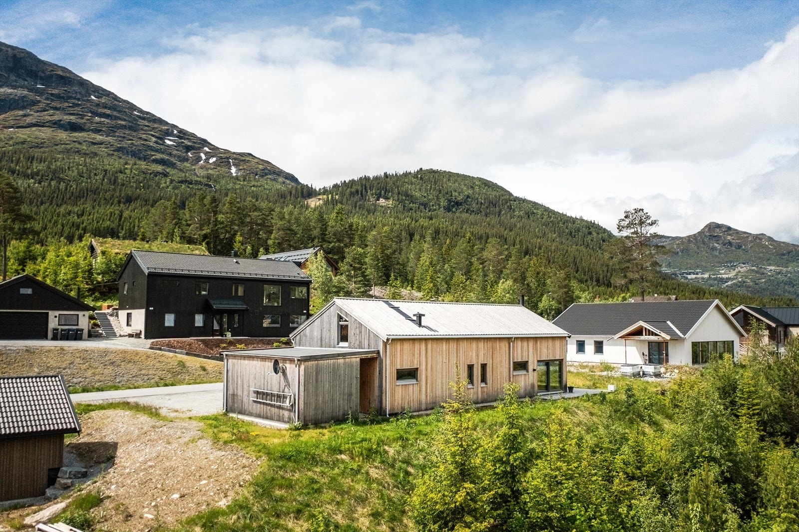 Sentrumsløypa og Skarsnuten i bakgrunn Galleribilde