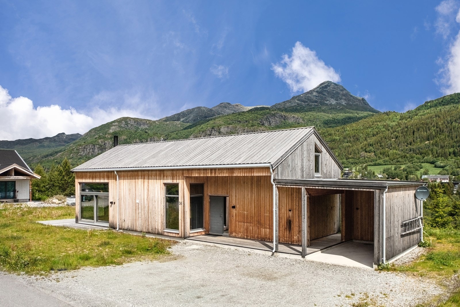 Carport og utebod. Rolig nabolag. Galleribilde