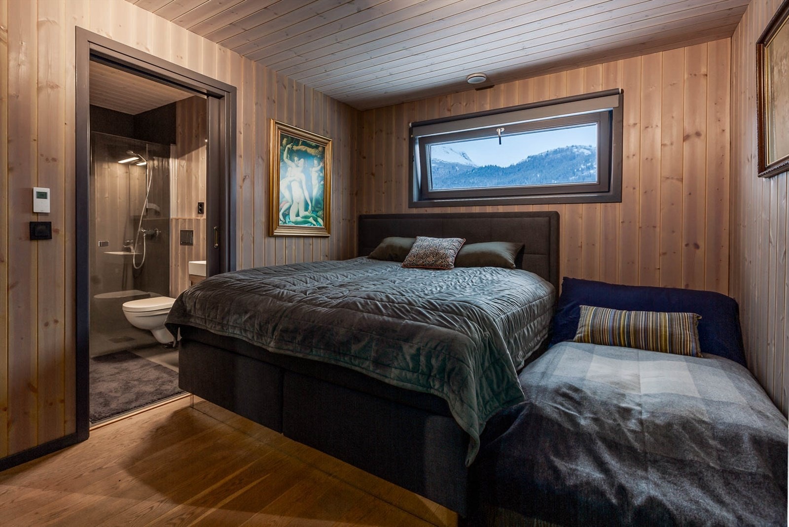 Hovedsoverom med tilknyttet baderom. Galleribilde